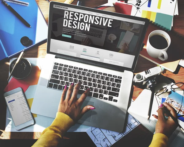 Laptop met responsive design op scherm — Stockfoto