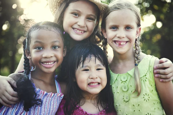 Niños multiétnicos al aire libre —  Fotos de Stock