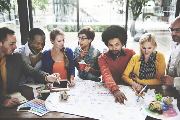 Människor brainstorming tillsammans — Stockfoto