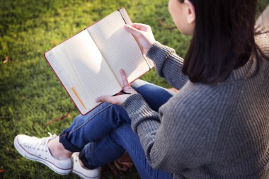 Asyalı kadın kitap okumak