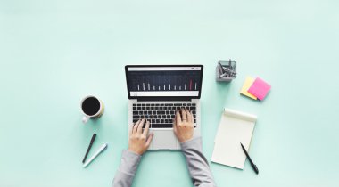 Laptop ile çalışma masası üzerinde