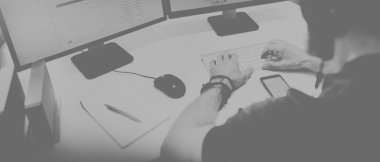 Müşteriler hizmet ofisinde çalışan