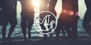 Sahilde birlikte eğleniyor arkadaşlar