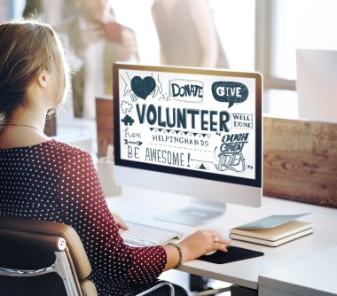 bilgisayar monitöründe gönüllü ile