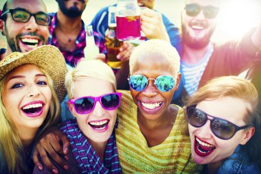Grup insanlar ve Beach Party kavramının
