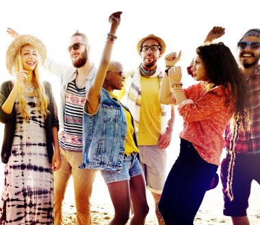 Plaj partisi konsepti de gençler arkadaşlar