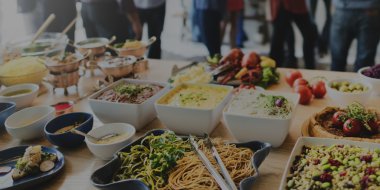 Arkadaş grubu farklı yiyecek ve içecek