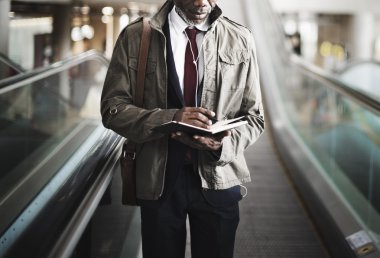 Yürüyen merdiven üzerinde emin iş adamı