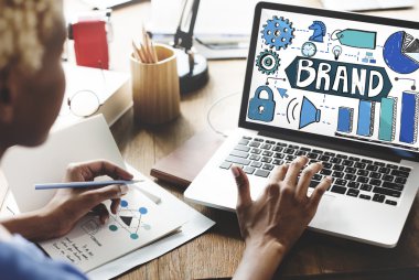 laptop markası ile çalışan kadın