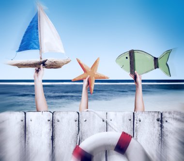 Plaj ve ahşap tahta çit