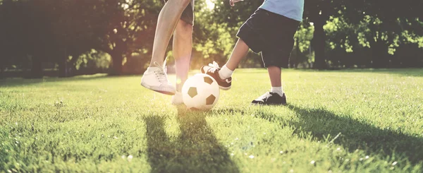 Père jouer au football avec petit fils — Photo