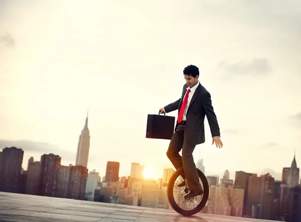 Homme d'affaires à vélo à une roue — Photo