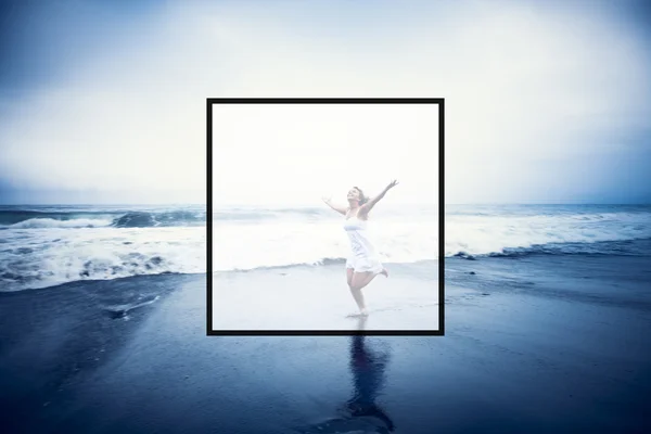 Mulher corre na praia do oceano — Fotografia de Stock