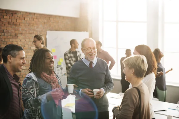 Diversidad de las personas en reunión — Foto de Stock