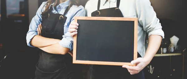 Funcionários com quadro preto perto de Cafe — Fotografia de Stock