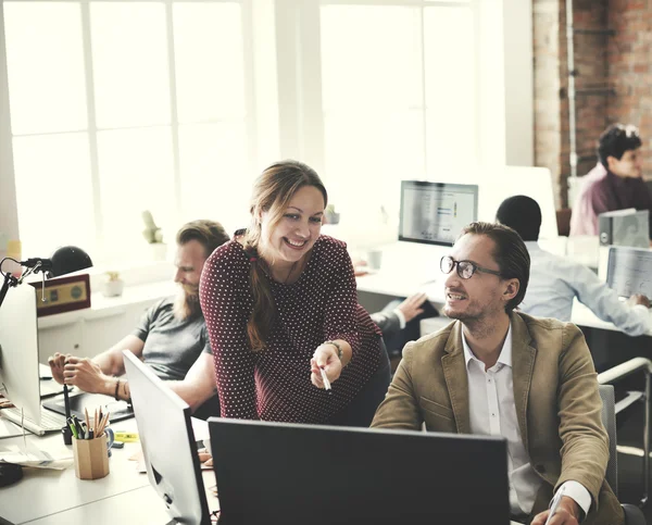 Business Team bezig — Stockfoto