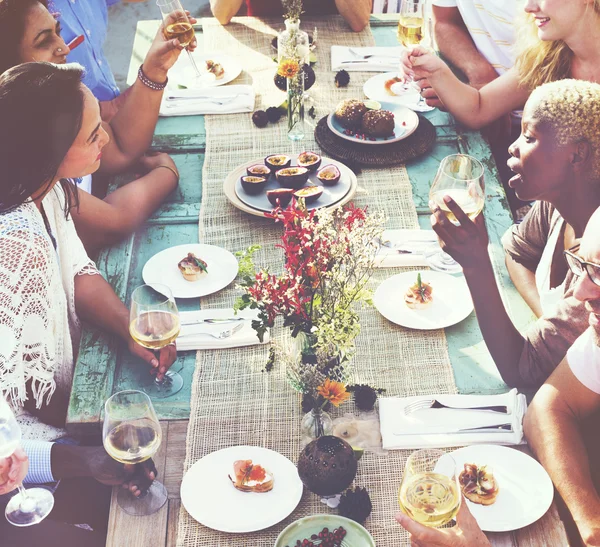 Διαφορετικών ανθρώπων στο γεύμα έννοια σε εξωτερικούς χώρους — Φωτογραφία Αρχείου