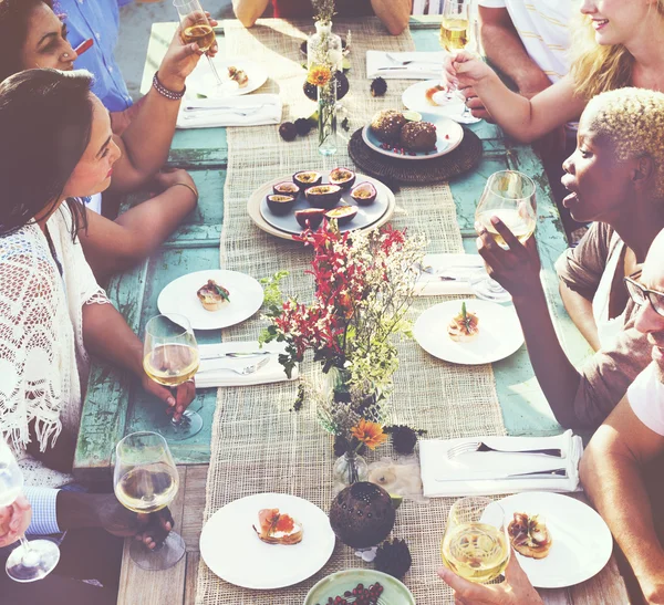 Verschiedene Menschen beim Mittagessen im Freien — Stockfoto