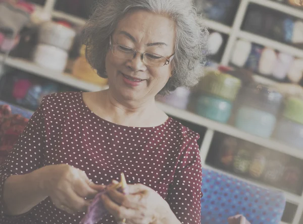 Senior vrouw en breien hobby Concept — Stockfoto