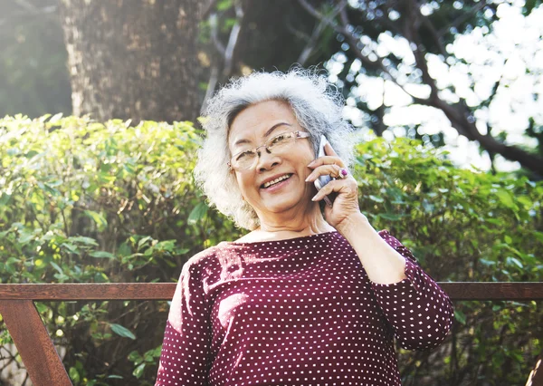 Mujer mayor y su Hobby, Concepto de punto — Foto de Stock