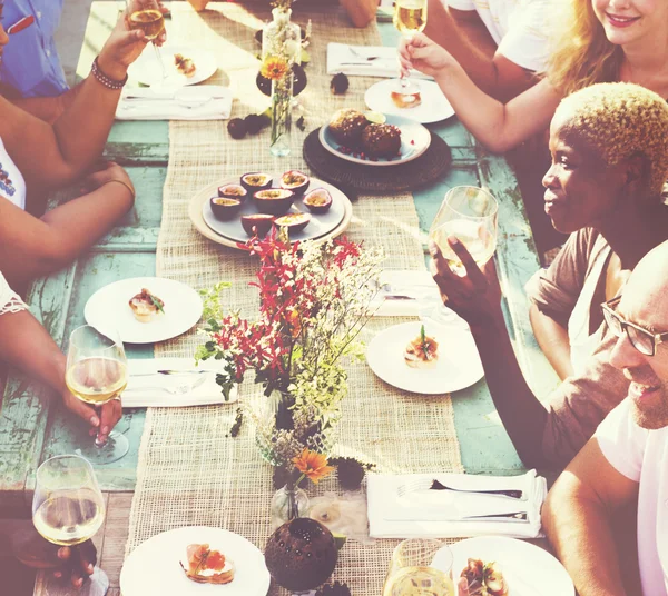 Pessoas Diversas no Conceito de Almoço ao Ar Livre — Fotografia de Stock