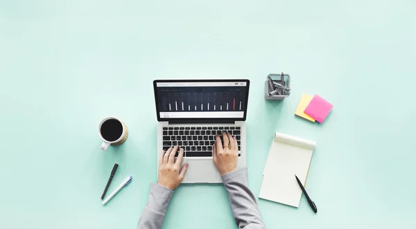 Trabalho com laptop na mesa — Fotografia de Stock