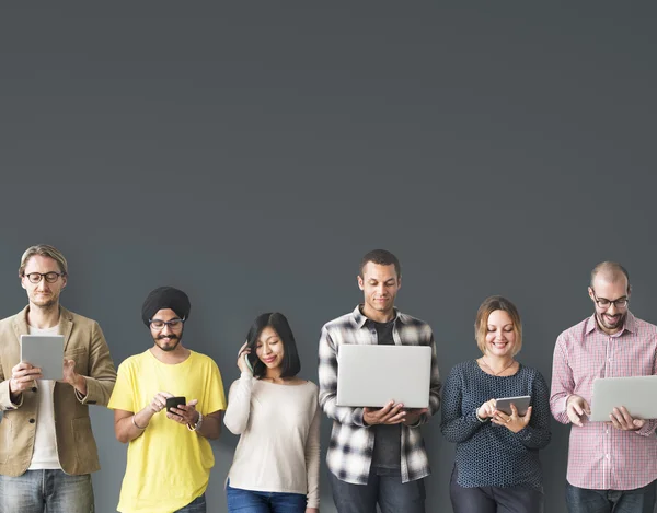 Mensen van de diversiteit staat in de buurt van de muur — Stockfoto