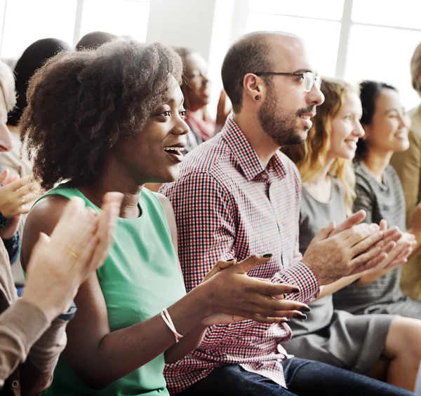 Diversità persone applaudendo — Foto Stock