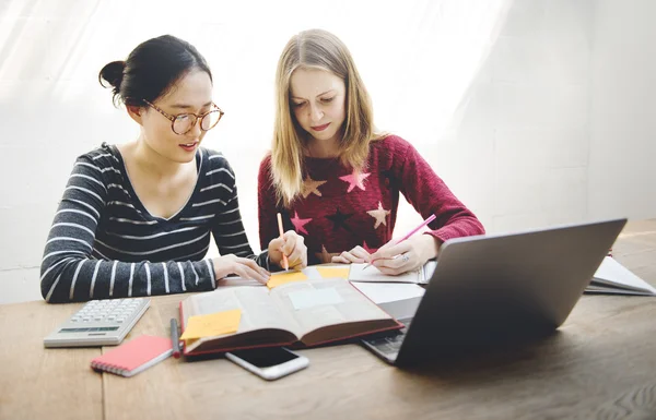 Concepto de discusión y lluvia de ideas — Foto de Stock