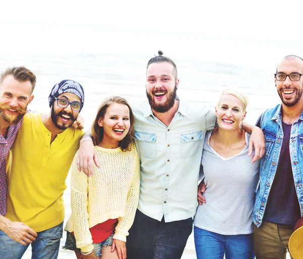 Amigos Huddle en Vacaciones Concepto de Felicidad —  Fotos de Stock