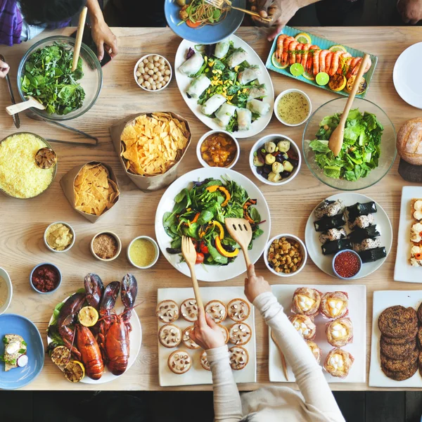 Amigos comiendo para la mesa grande —  Fotos de Stock