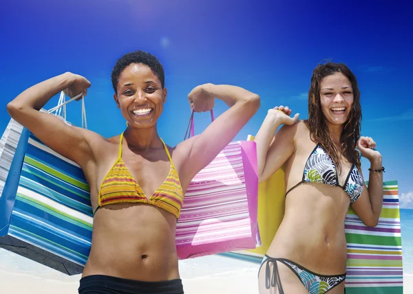 Frauen mit Einkaufstüten am Strand — Stockfoto