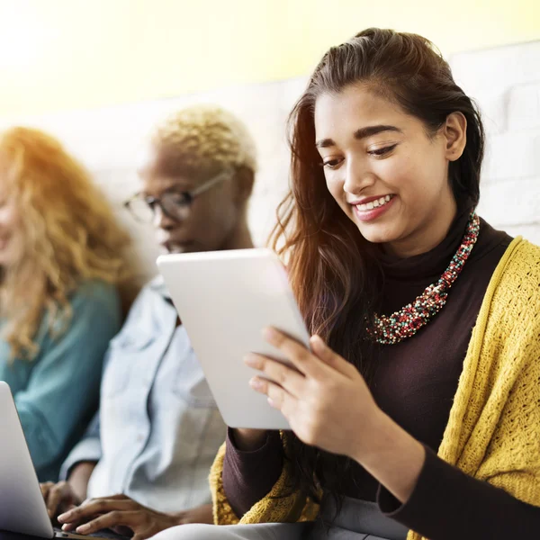 Diversidad Personas con dispositivos digitales — Foto de Stock