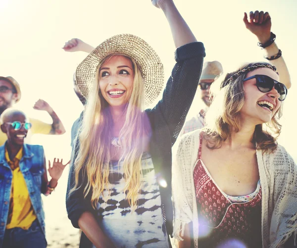 Adolescents amis à la plage Party Concept — Photo