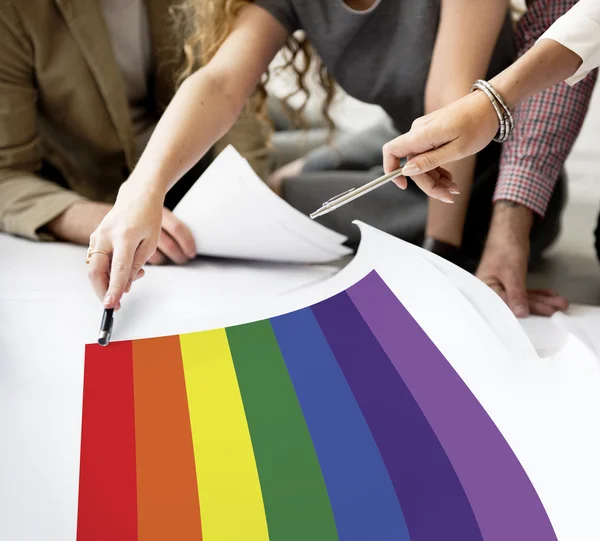 Designers trabalhando com cartaz e arco-íris — Fotografia de Stock