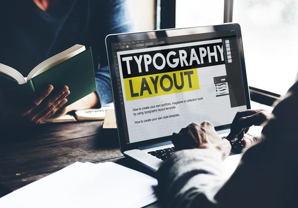 Layout de tipografia na tela do laptop — Fotografia de Stock