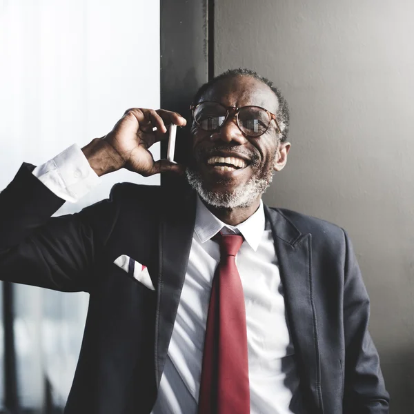 Uomo d'affari che utilizza il dispositivo digitale — Foto Stock