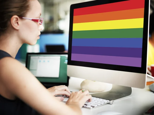 Computer met regenboog op monitor — Stockfoto