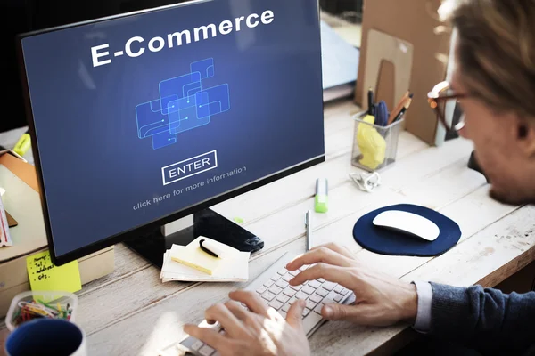 Monitor de computador com e-commerce — Fotografia de Stock