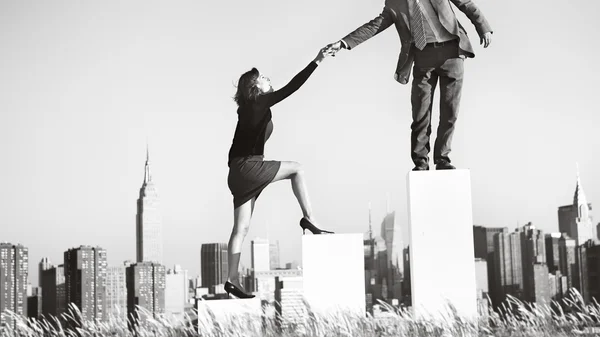 Empresário ajudando colega a ter sucesso — Fotografia de Stock