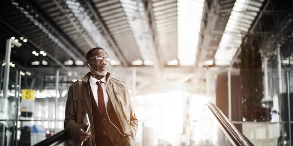 Homme d'affaires confiant sur escalator — Photo