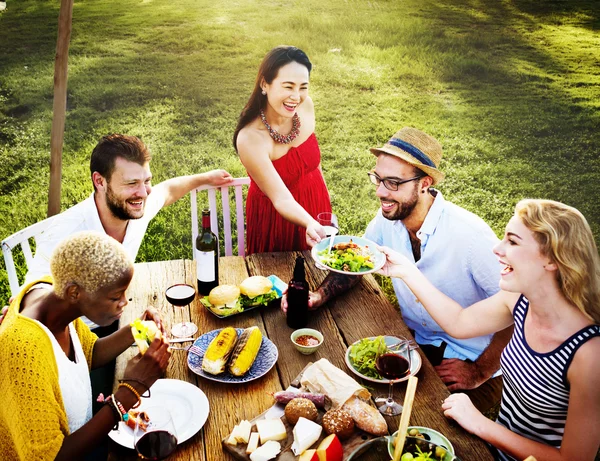 昼食会の概念を多様な人々 — ストック写真