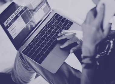 Laptop ekran mobil bankacılık ile    