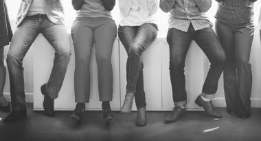 pencere kenarında siting insanlar 