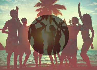 Sahilde birlikte eğleniyor arkadaşlar