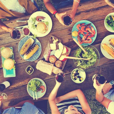 Açık havada yemek insanlara