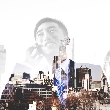 İş adamı cepten konuşuyor. 