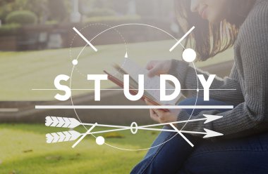 kitap ile Asyalı kadın portresi