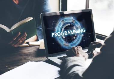 Dizüstü bilgisayar ekranında programlama