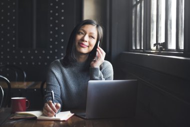 Dijital aygıt ile Asyalı kadın